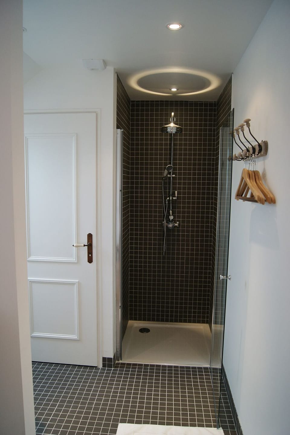 Family Quadruple Room (Juliette) | Bathroom | Shower, free toiletries, hair dryer, towels