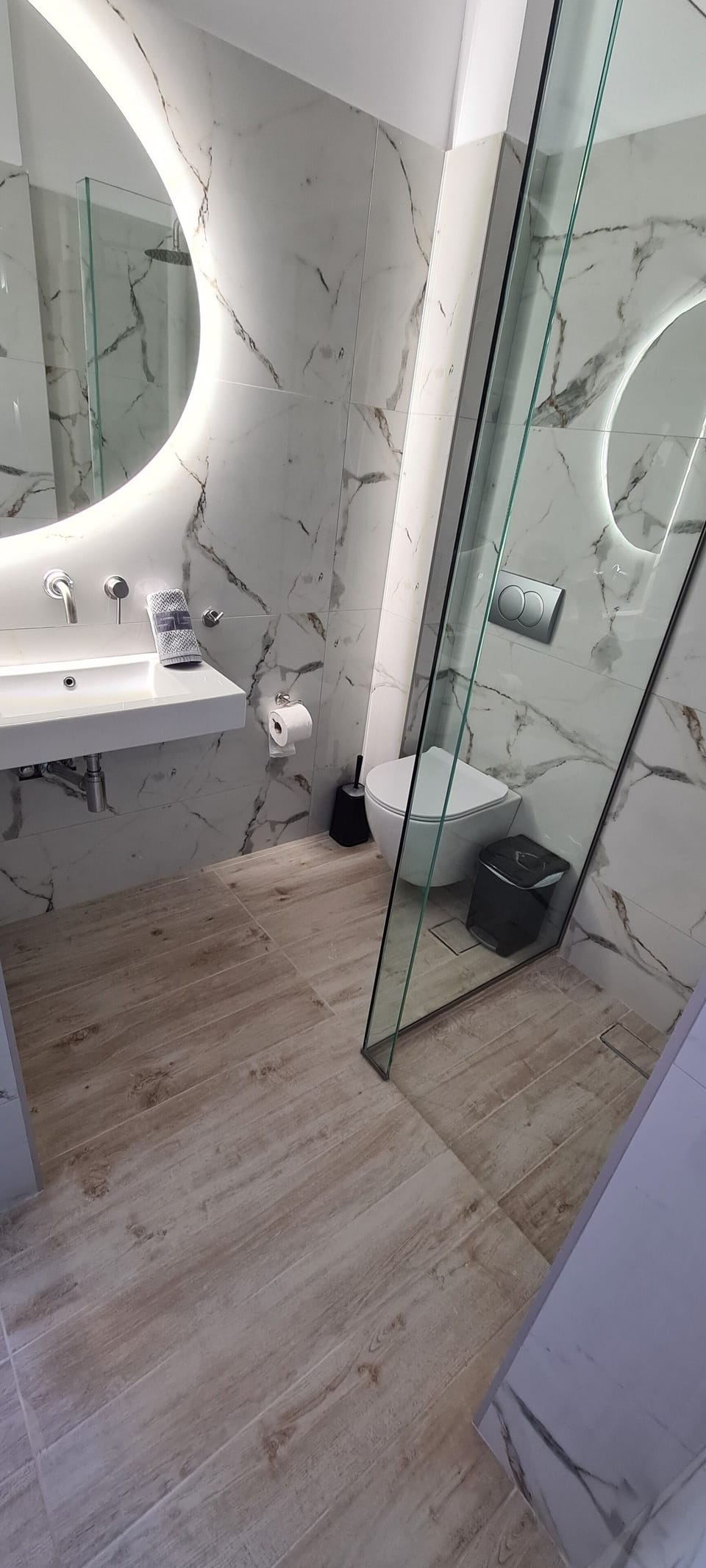 Deluxe Room (1 Double or 2 Twins), Sea View | Bathroom | Shower, free toiletries, hair dryer, towels