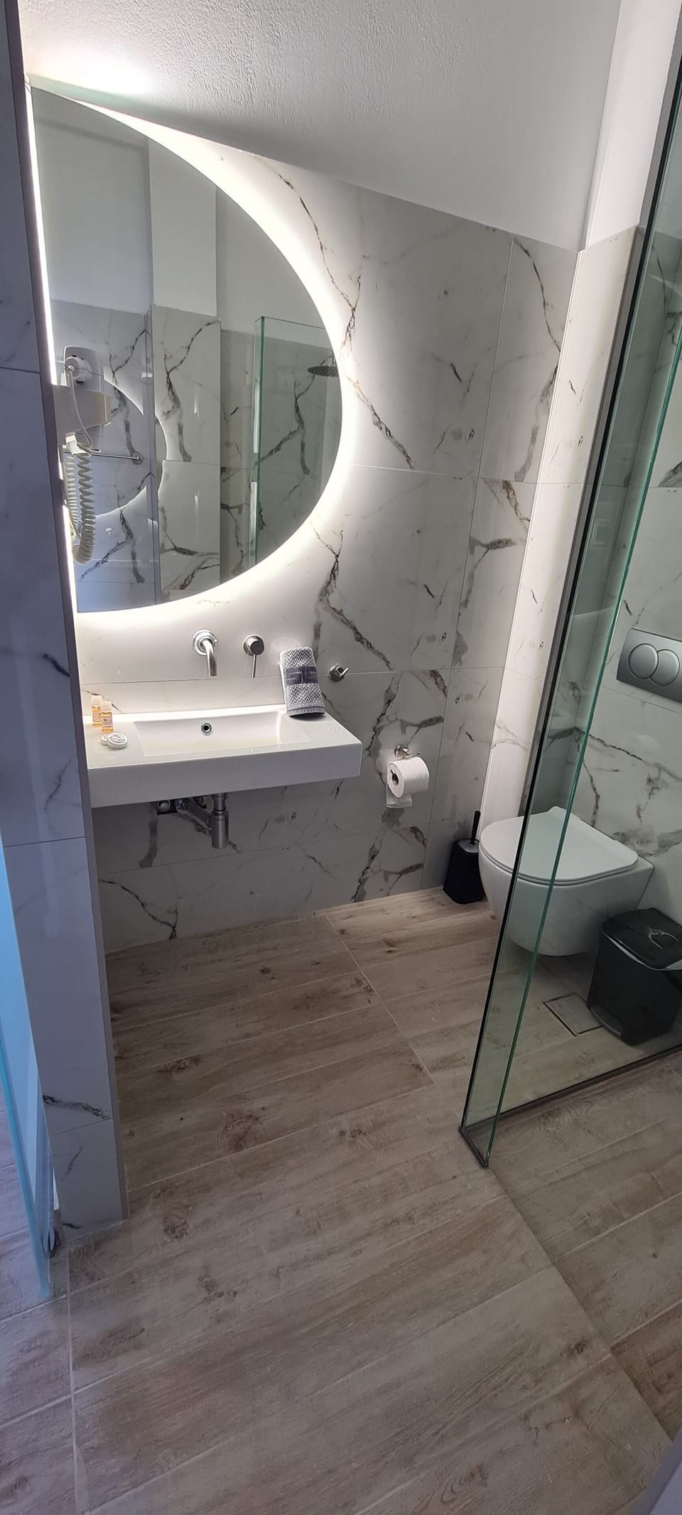 Deluxe Room (1 Double or 2 Twins), Sea View | Bathroom | Shower, free toiletries, hair dryer, towels