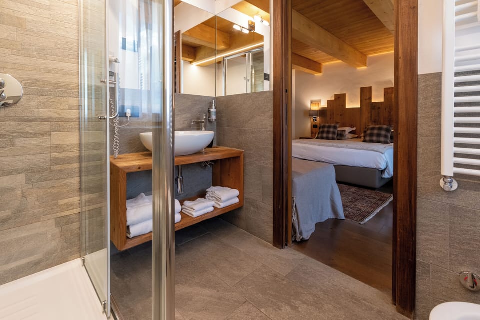 Superior Double Room | Bathroom | Shower, free toiletries, hair dryer, bathrobes