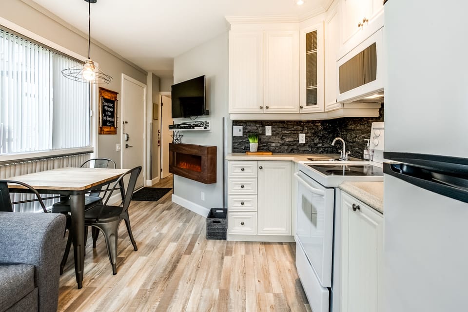 Condo, 1 Bedroom | Living area | Flat-screen TV, fireplace, Netflix