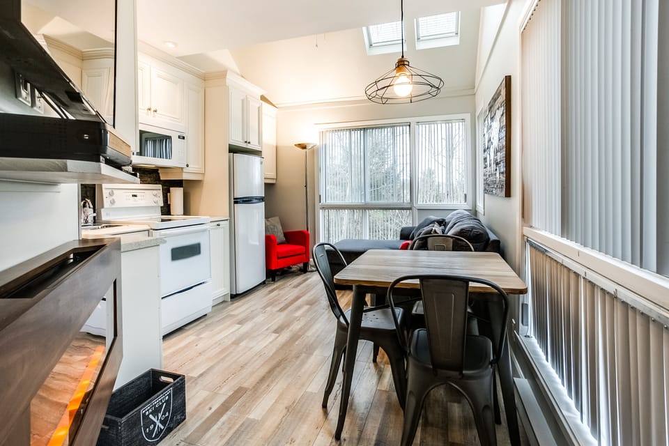 Condo, 1 Bedroom | Living area | Flat-screen TV, fireplace, Netflix