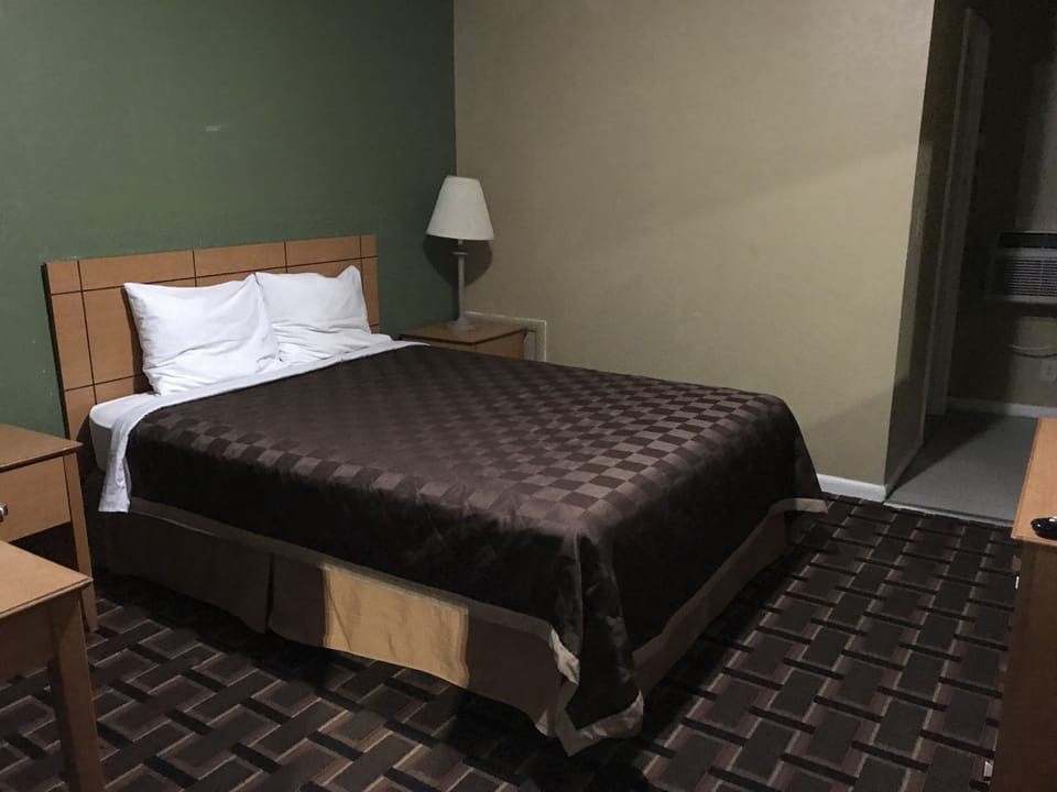 Double Room, 1 Queen Bed | Desk, rollaway beds, free WiFi, bed sheets