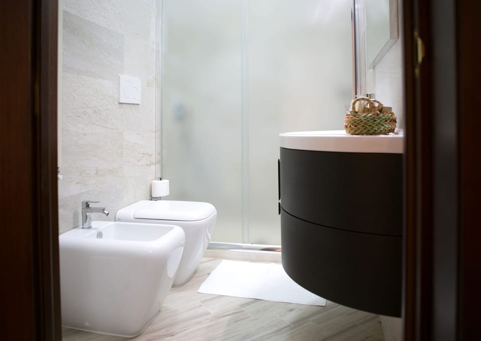 Standard Double Room | Bathroom | Shower, free toiletries, bidet, towels