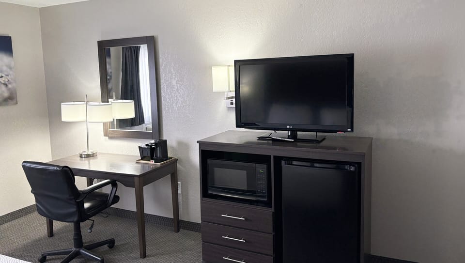 Room, 1 King Bed, Non Smoking, Refrigerator & Microwave | Desk, iron/ironing board, free WiFi, bed sheets