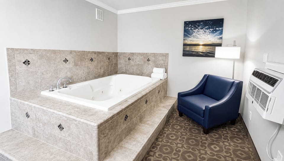 Executive Suite, 1 King Bed, Non Smoking, Fireplace | Jetted tub