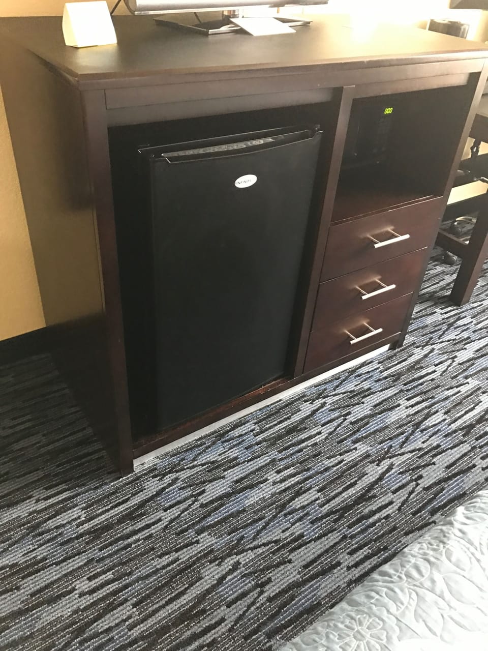 Standard Room, 1 King Bed | Room amenity