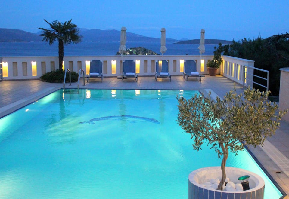 Outdoor pool, pool umbrellas, sun loungers