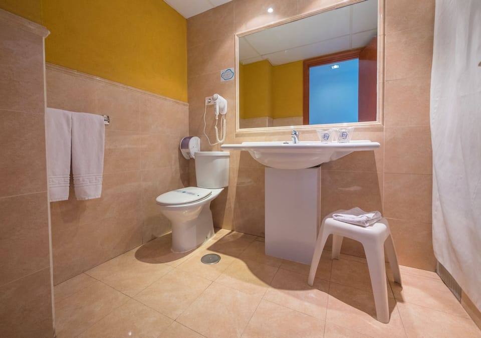 Bathtub, free toiletries, towels