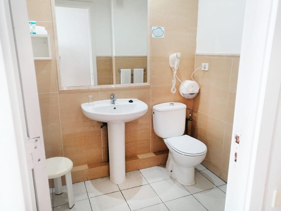 Superior Single Room | Bathroom | Bathtub, free toiletries, towels