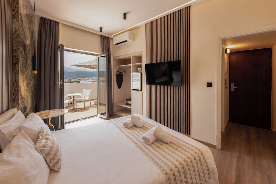 Premium Double Room | In-room safe, desk, soundproofing, iron/ironing board