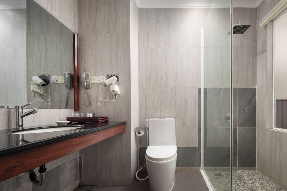 Separate tub and shower, deep soaking tub, rainfall showerhead