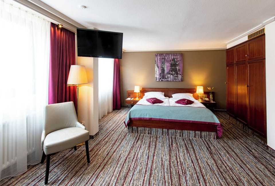 Family Quadruple Room | Hypo-allergenic bedding, down comforters, minibar, desk