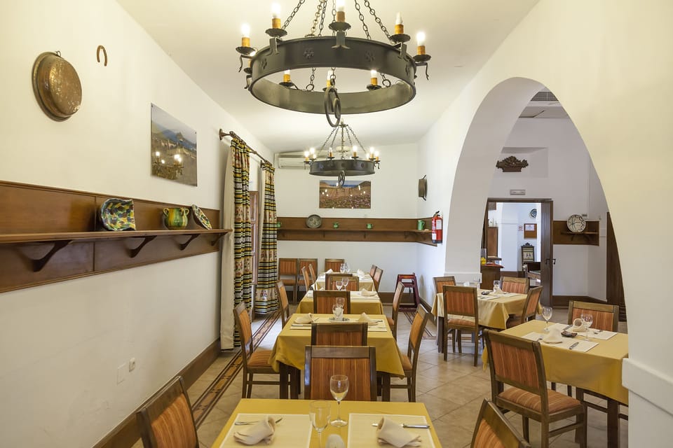3 restaurants; breakfast and dinner served