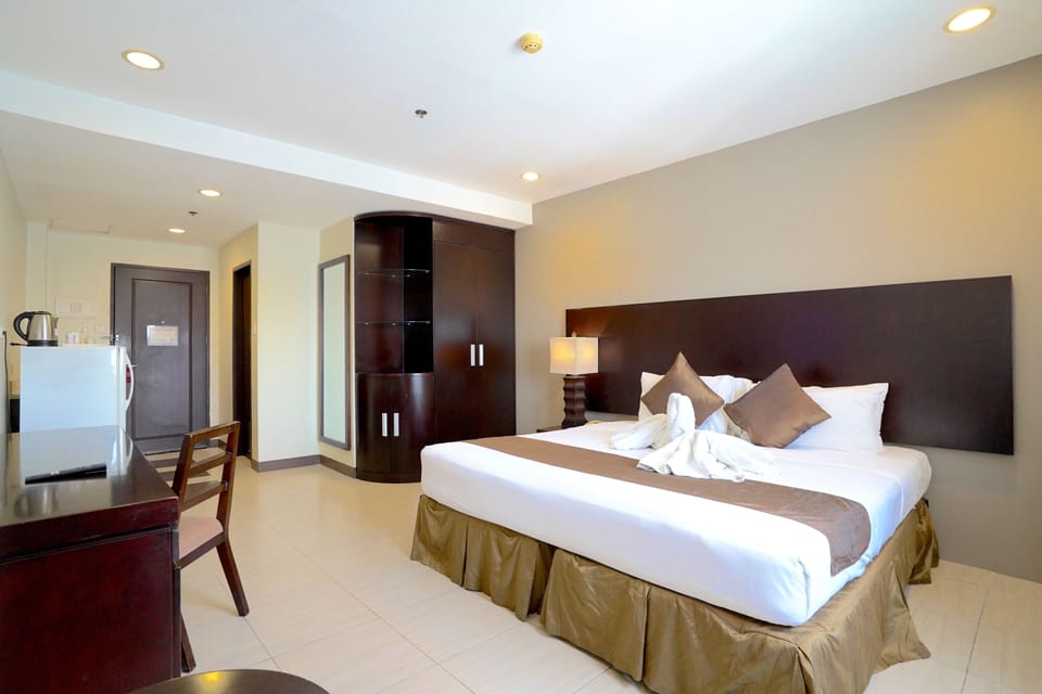 Royal Suite, 1 King Bed | Premium bedding, down comforters, desk, blackout drapes
