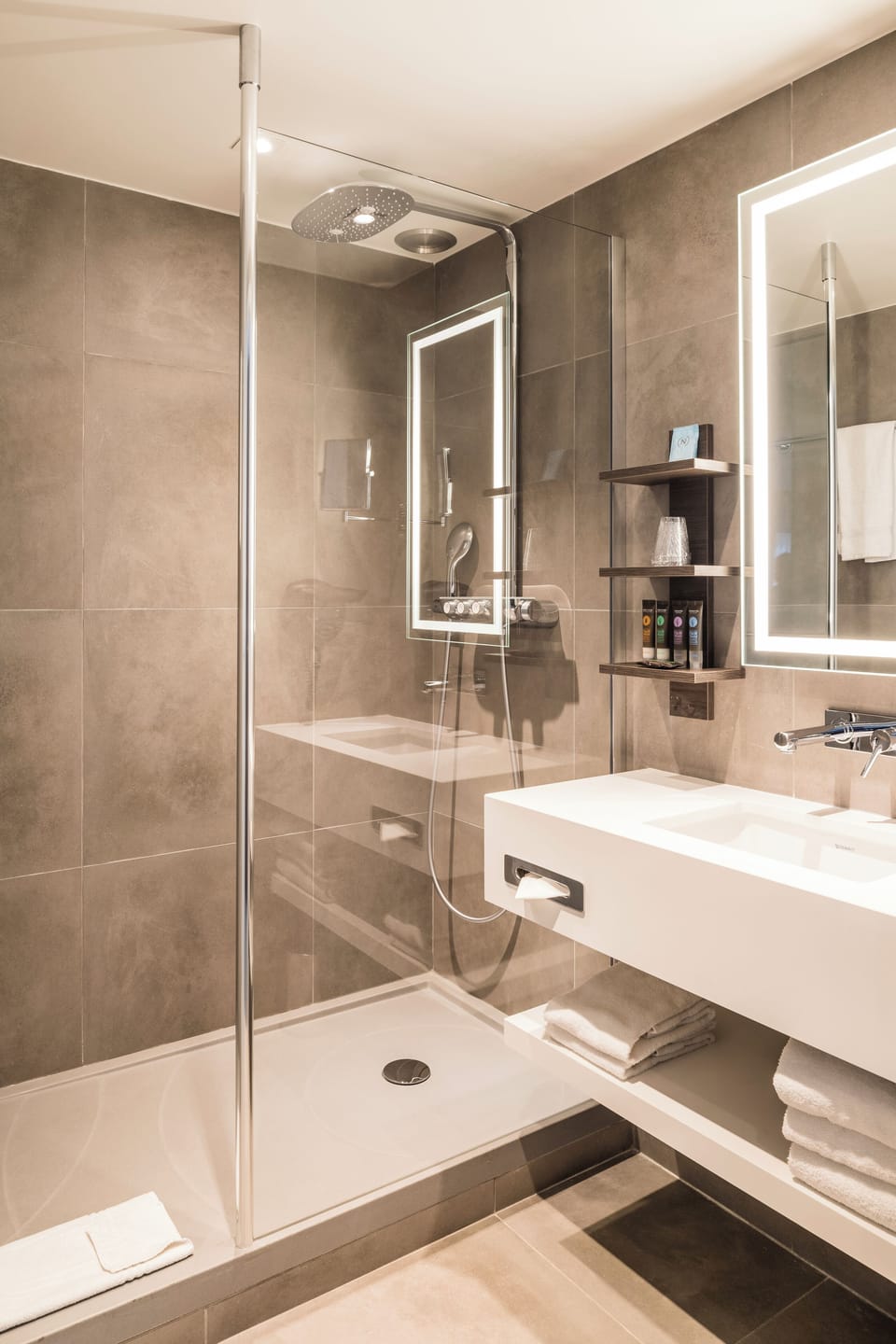 Executive Room, 1 King Bed | Minibar, in-room safe, desk, soundproofing