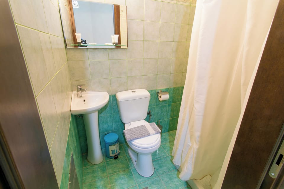 Economy Single Room, 1 Twin Bed | Bathroom | Shower, free toiletries, hair dryer, towels