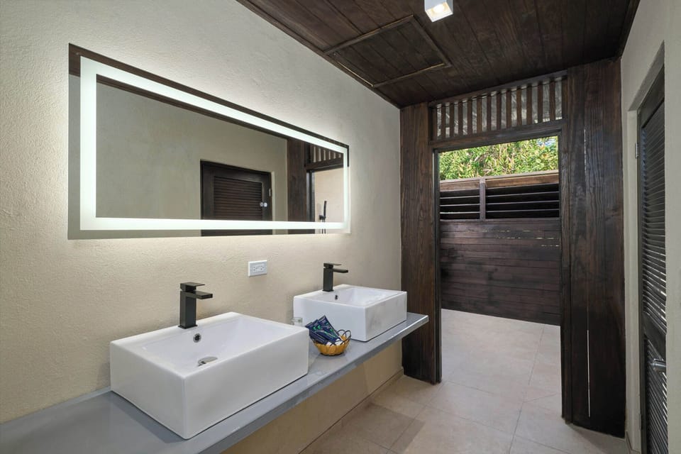 Shower, free toiletries, hair dryer, bidet