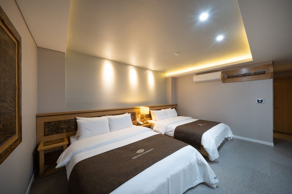 Premium bedding, in-room safe, desk, laptop workspace