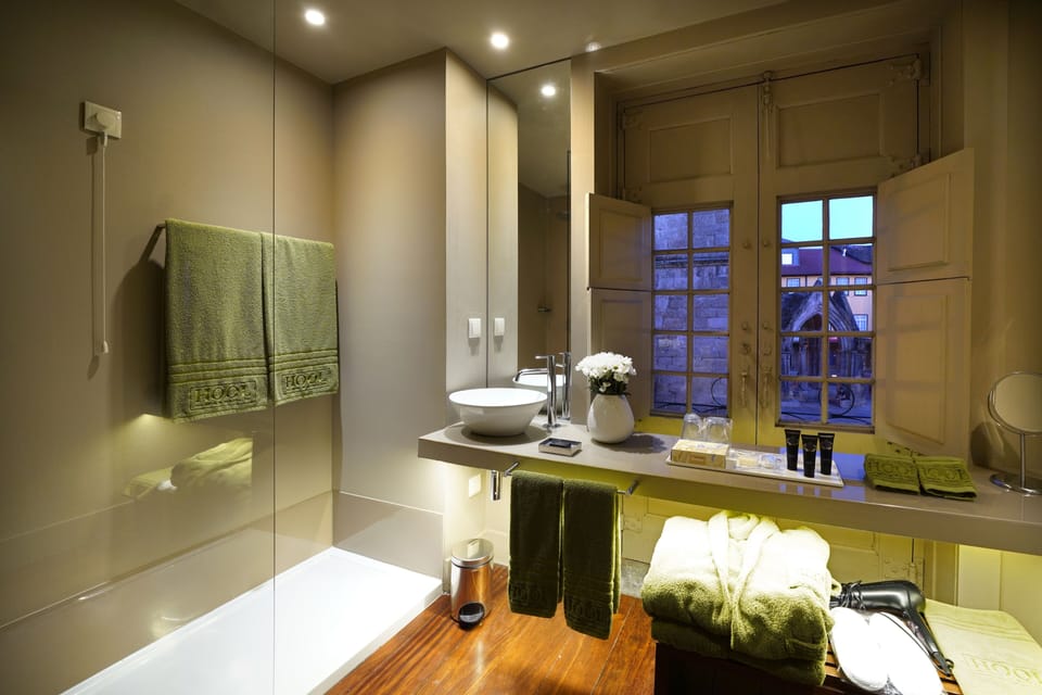 Rainfall showerhead, free toiletries, hair dryer, bathrobes