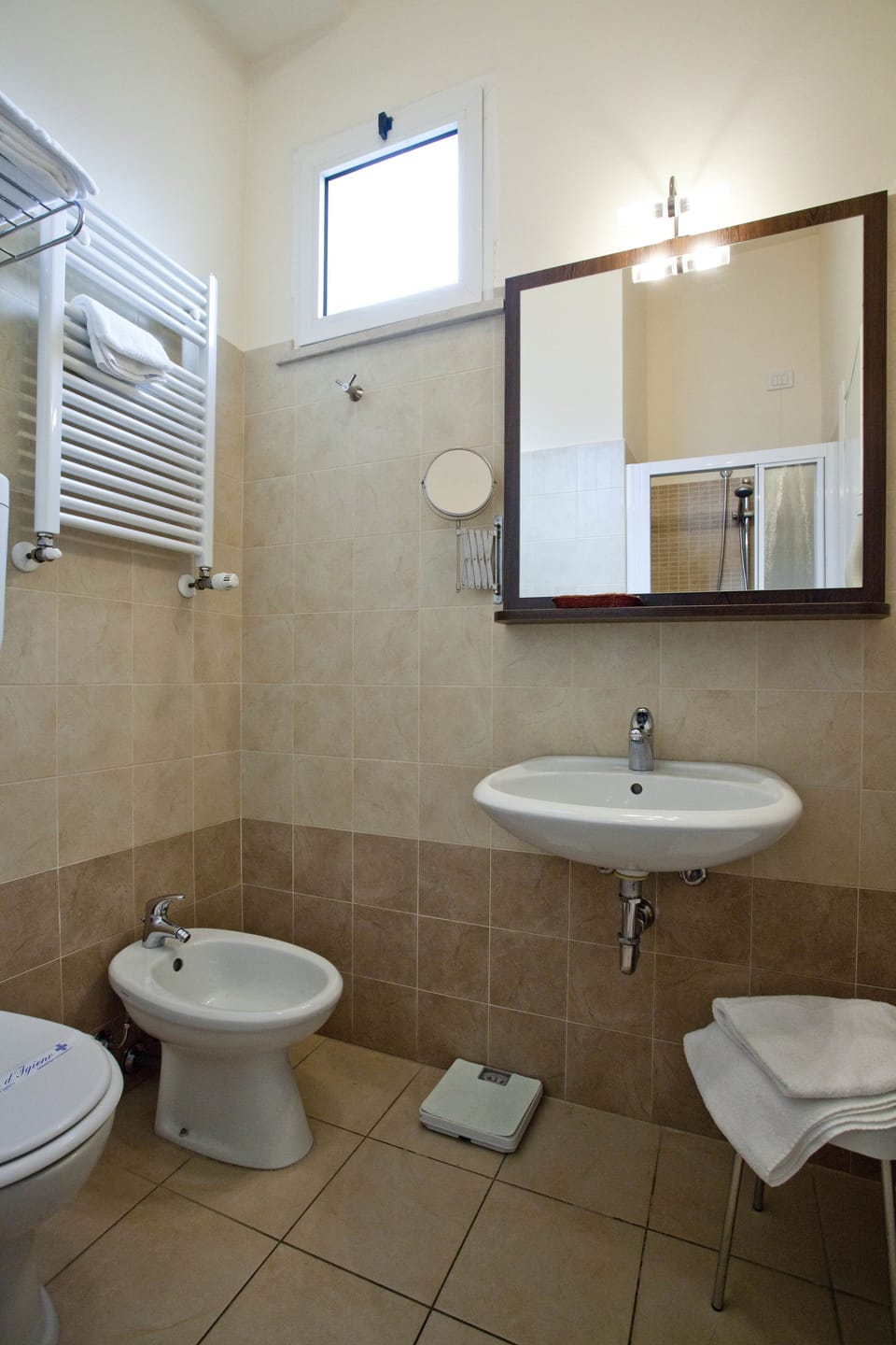 Shower, free toiletries, hair dryer, bidet