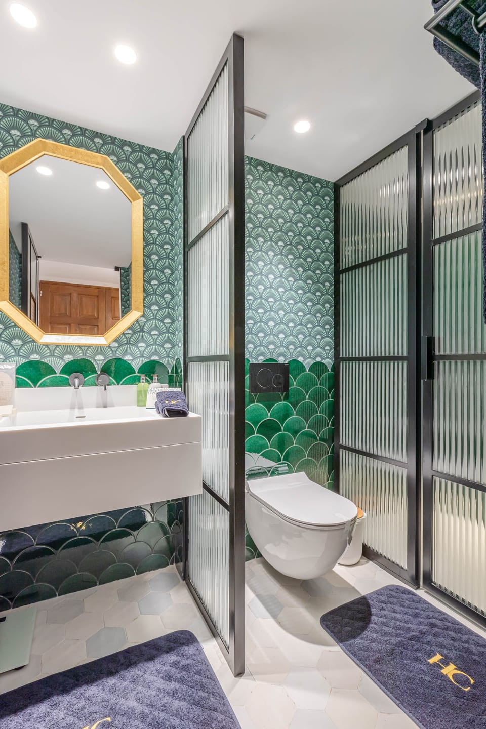 Deluxe Double Room, 1 King Bed, Non Smoking | Bathroom | Shower, rainfall showerhead, designer toiletries, hair dryer