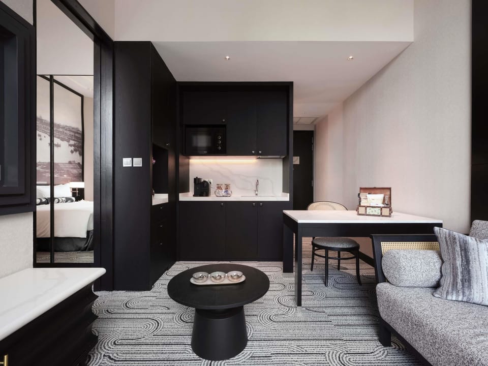 Executive Suite, 1 King Bed | Minibar (free items), in-room safe, desk