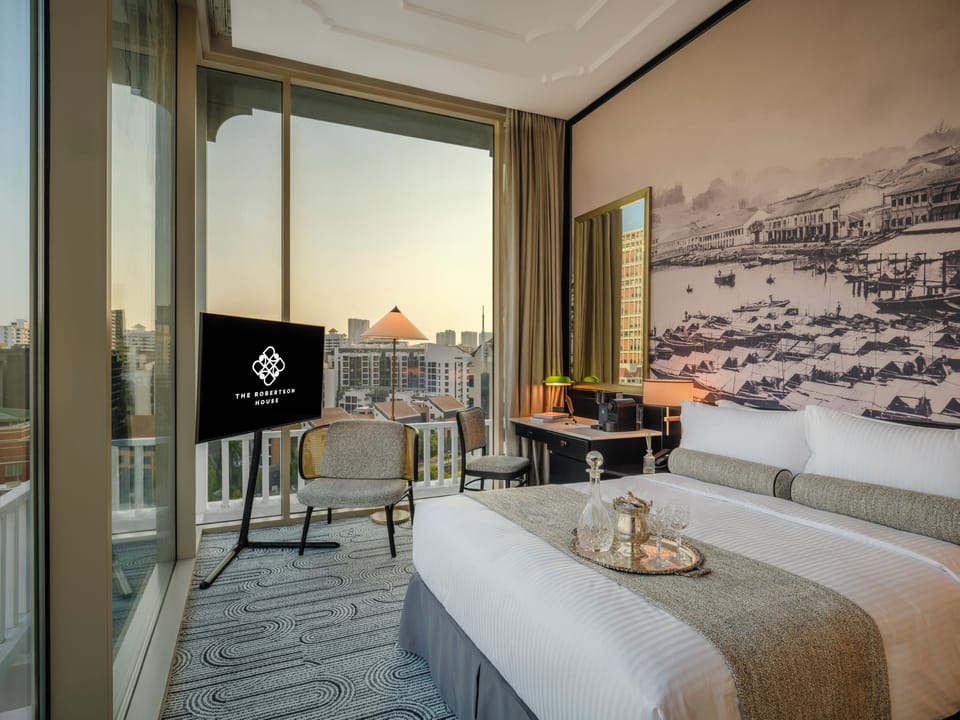 Panoramic Riverview Room with Club Lounge Access | Minibar (free items), in-room safe, desk