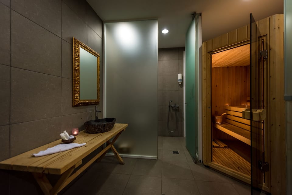Couples treatment rooms, sauna, hot tub, Turkish bath, body treatments