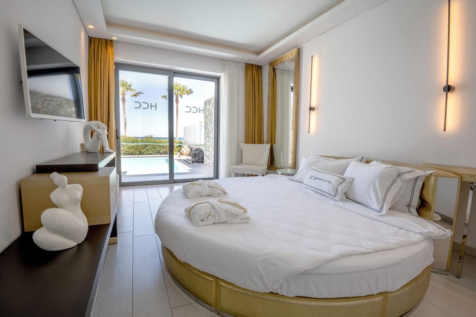 Suite, Private Pool (Diamond) | Premium bedding, minibar, in-room safe, desk