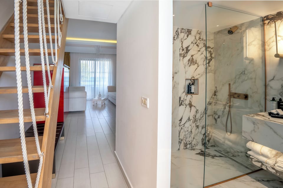 Suite (Split Level) | Premium bedding, minibar, in-room safe, desk