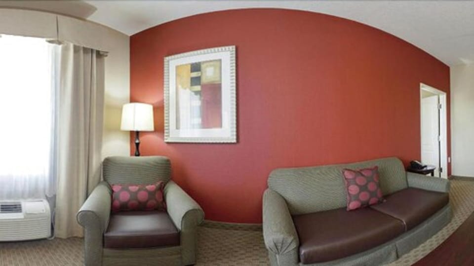 Standard Room, 1 King Bed, Accessible (Communications, Roll In Shower) | Bathroom | Free toiletries, hair dryer, towels, soap