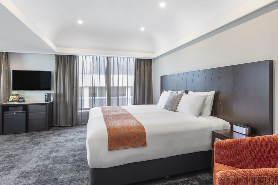Deluxe Junior Suite | Desk, blackout drapes, iron/ironing board, free cribs/infant beds