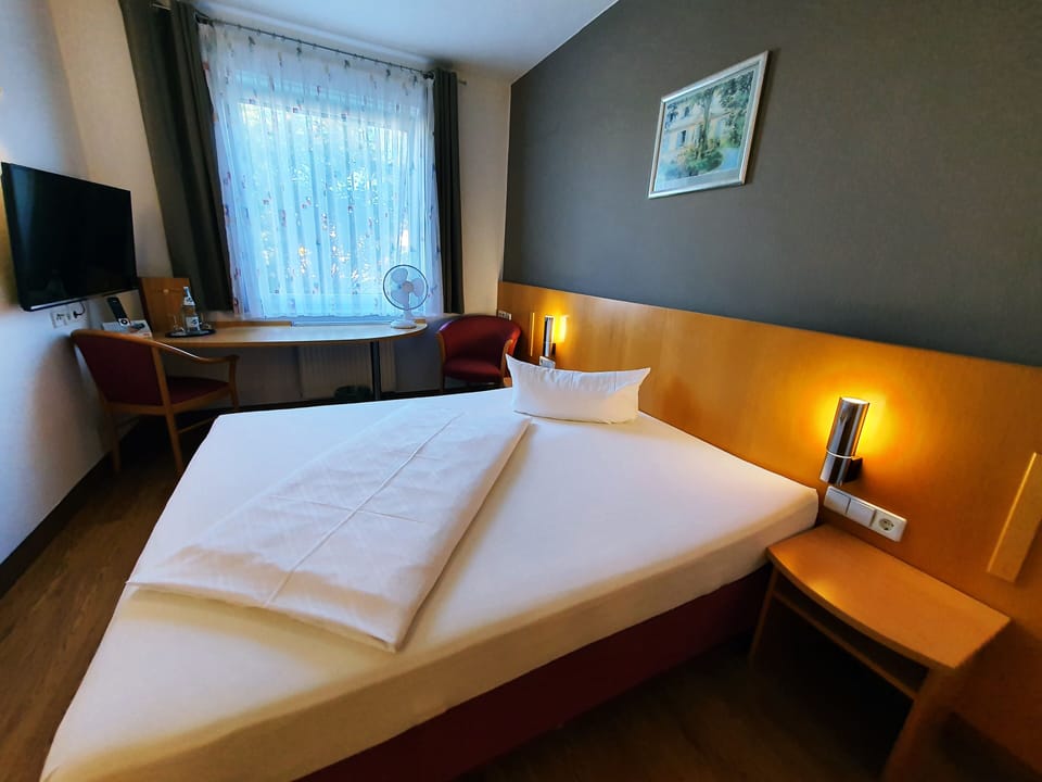Desk, soundproofing, rollaway beds, free WiFi