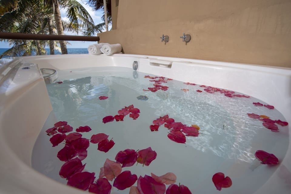 King with Hot Tub | Minibar, in-room safe, individually decorated, individually furnished