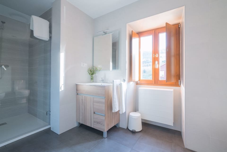 Twin Room, Private Bathroom | Bathroom | Shower, free toiletries, towels