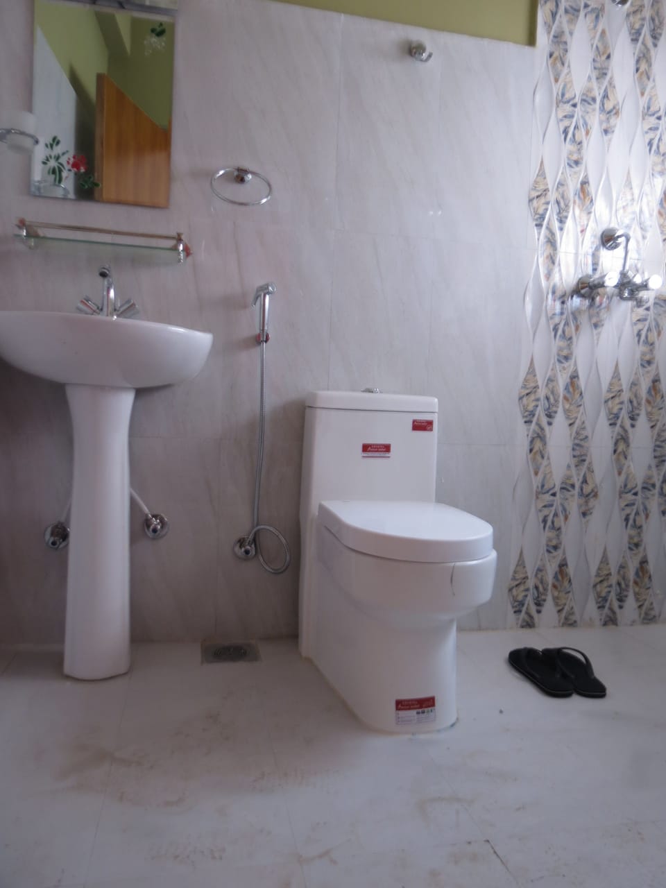 Twin Room, 2 Twin Beds | Bathroom | Shower, free toiletries
