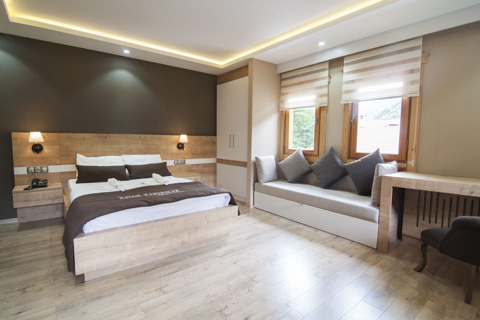Deluxe Triple Room, Jetted Tub | Desk, soundproofing, iron/ironing board, free WiFi