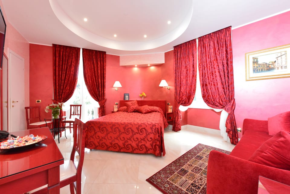 Deluxe Suite | Premium bedding, in-room safe, individually furnished, desk