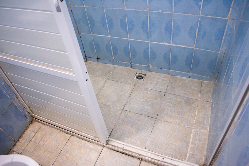 Standard Double Room | Bathroom shower