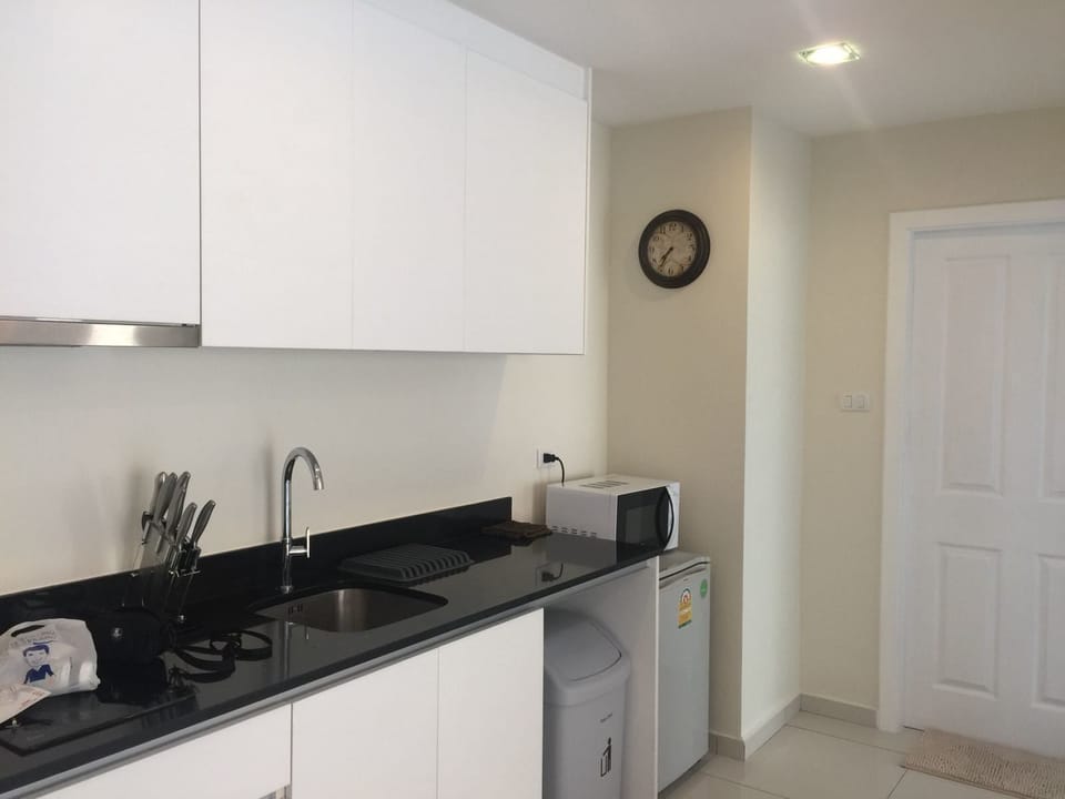 1-Bedroom Apartment | Private kitchenette | Fridge, microwave, stovetop, coffee/tea maker