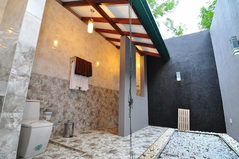 Deluxe Triple Room | Bathroom | Shower, rainfall showerhead, free toiletries, bathrobes