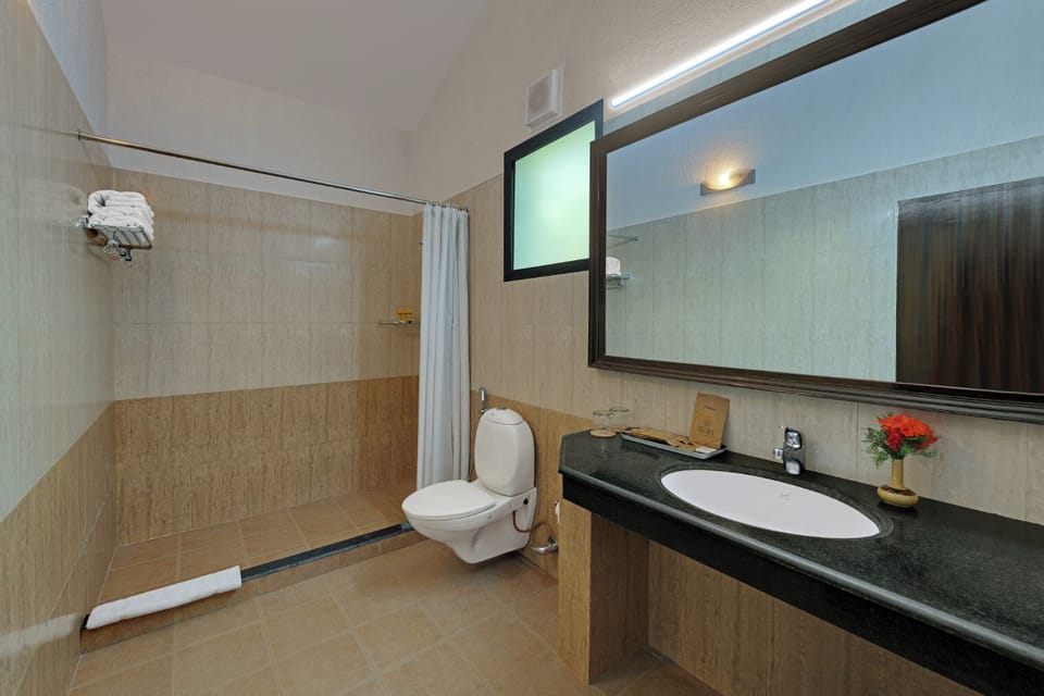 Cottage | Bathroom | Free toiletries, bathrobes, slippers, towels