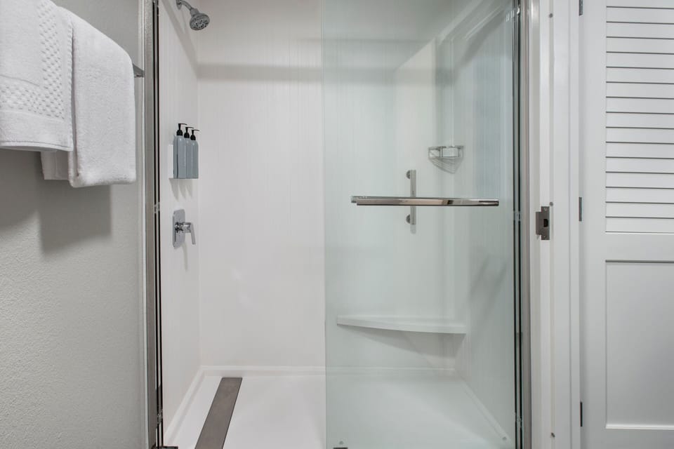 Combined shower/tub, free toiletries, hair dryer, towels