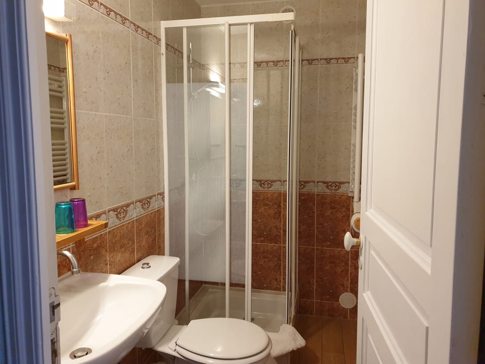 L'Abri Sous Roche - Chambres d'hôtes Bed and Breakfast in Occitanie