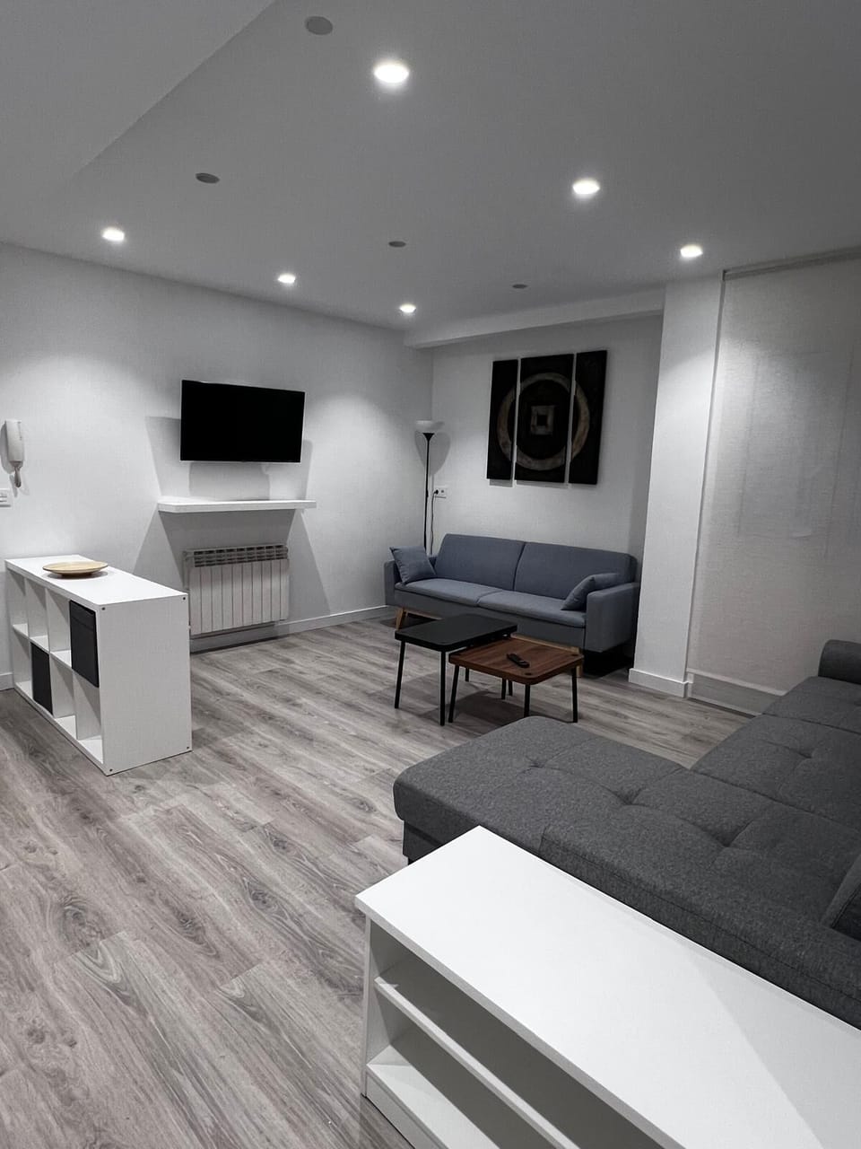 Deluxe Apartment | Living area | Flat-screen TV