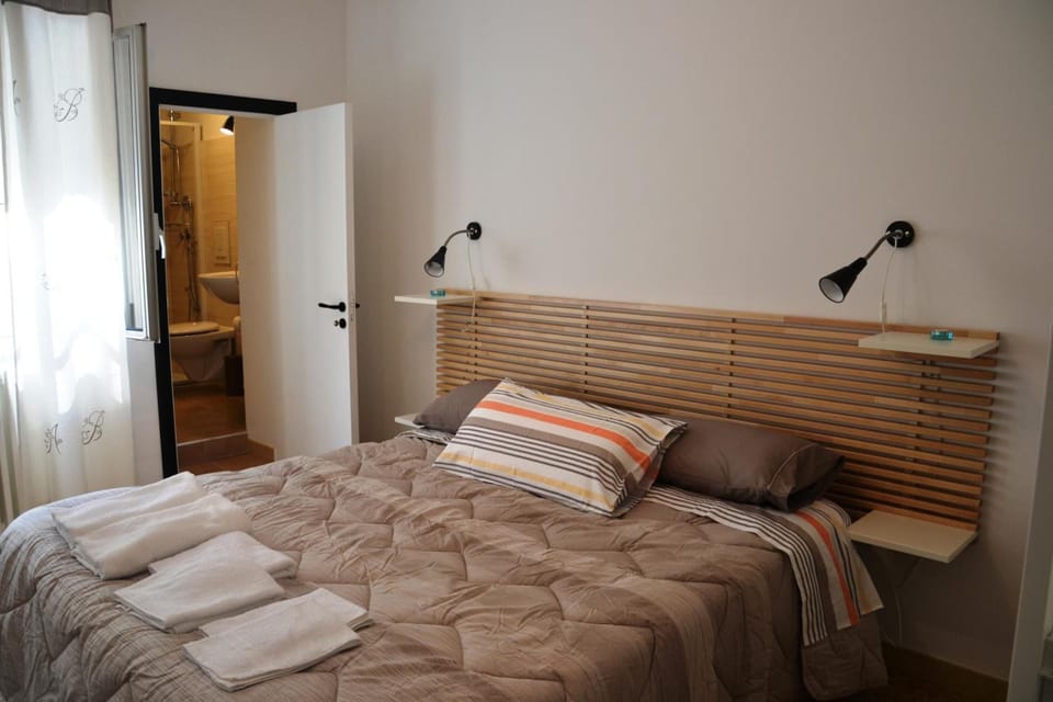 Premium bedding, desk, rollaway beds, bed sheets