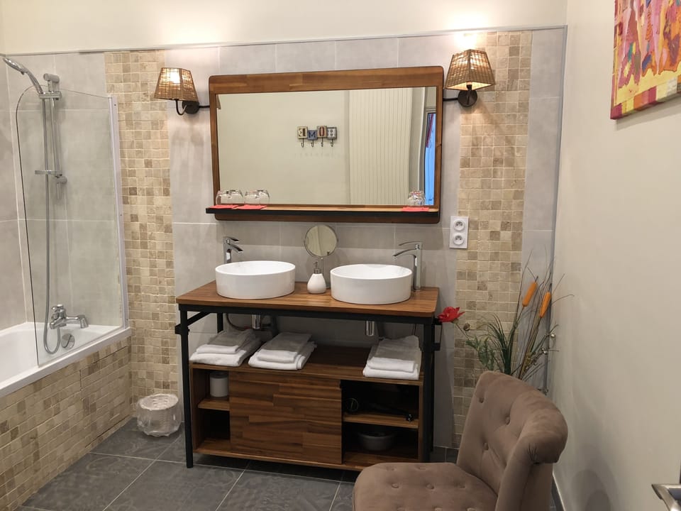 Premium Triple Room, Multiple Beds, Private Bathroom (Petit Pont) | Bathroom | Free toiletries, hair dryer, towels