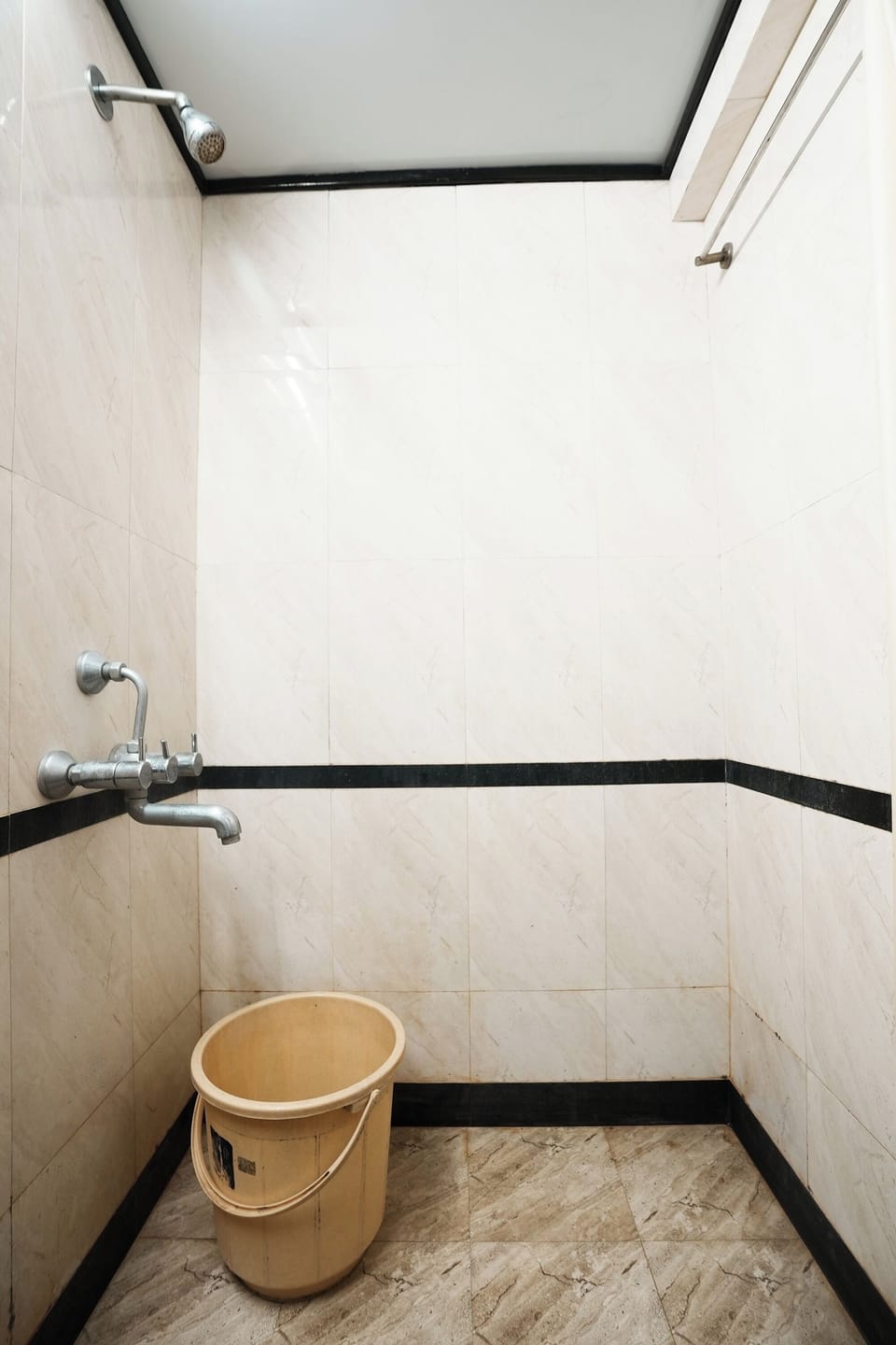 Shower, rainfall showerhead, free toiletries, towels