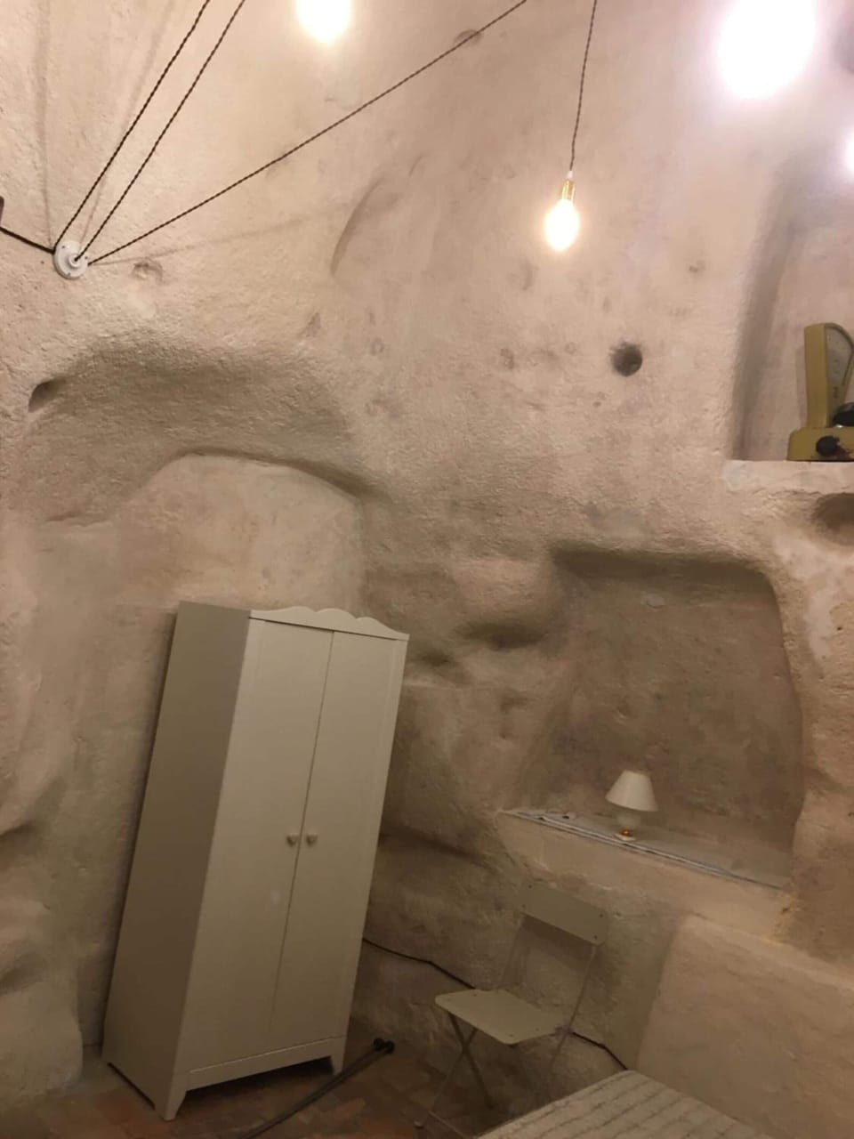 Shower, rainfall showerhead, free toiletries, hair dryer